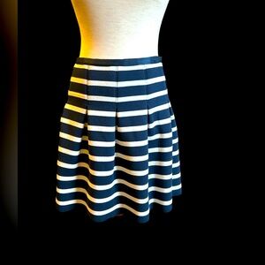 Gap scuba stretch pleated skirt , size M